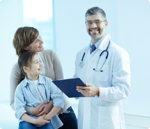 Doutor feliz segurando uma prancheta com os pacientes